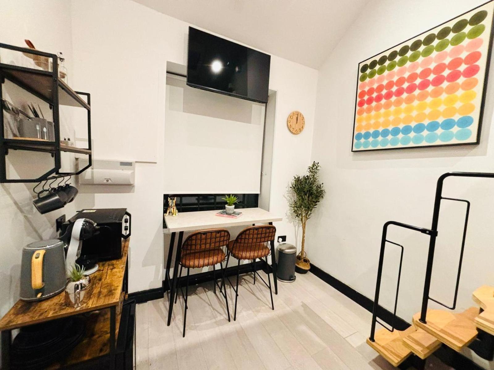 Hackney - No 19 - Vibrant Getaway Apartment London
